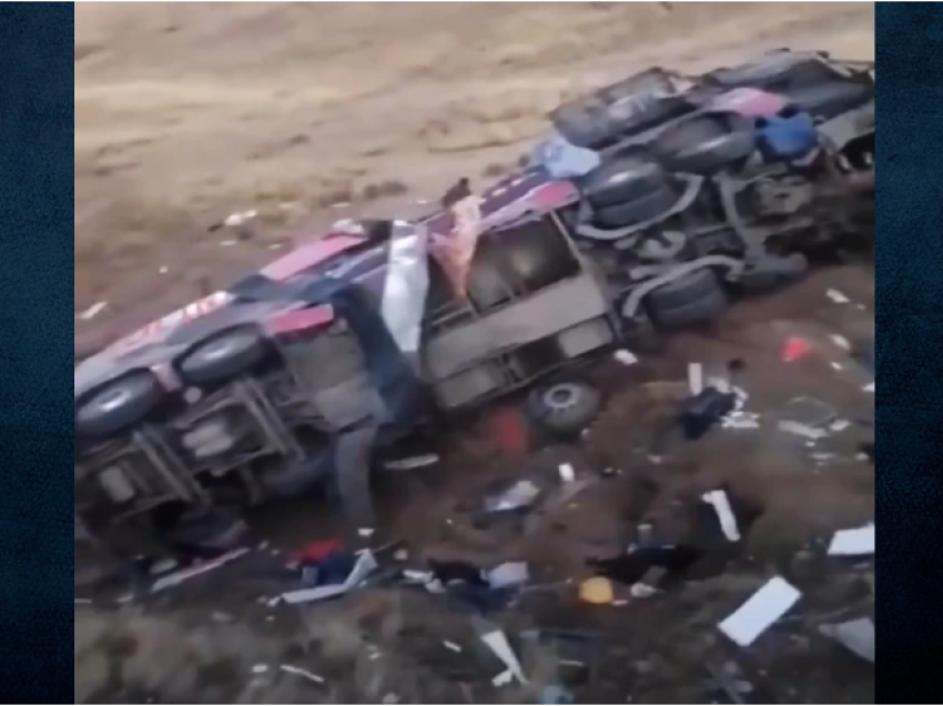 Autobusi del nga rruga dhe përplaset me një shkëmb, të paktën 26 viktima në Peru