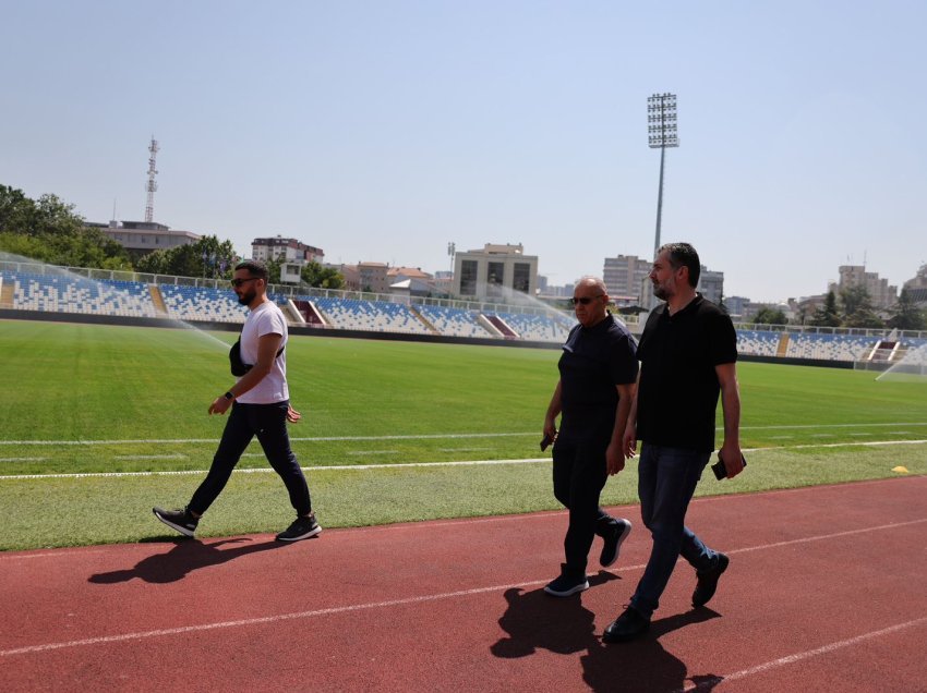 Ademi dhe ministri Çeku vizituan stadiumin “Fadil Vokrri” pas rinovimit të fushës 