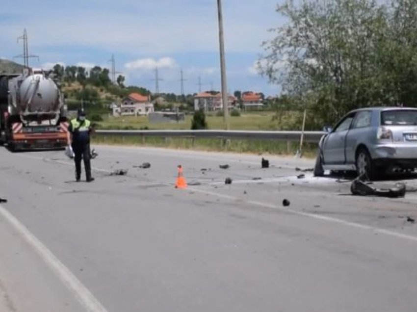 Aksident në aksin Rubjek-Manëz, shoferi humb kontrollin dhe përplaset me barrierat e rrugës