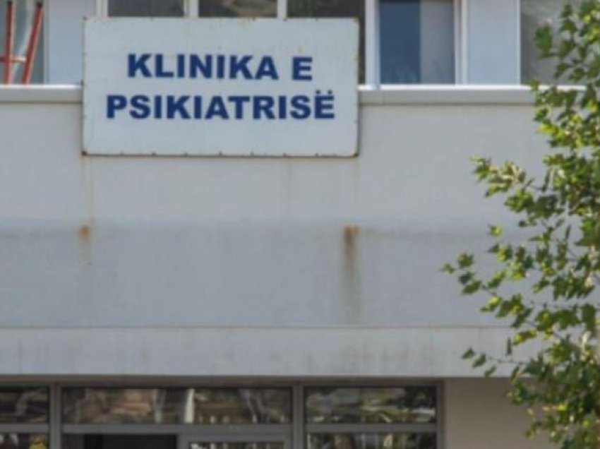 Një paciente largohet nga Klinika Psikiatrike në Gjilan