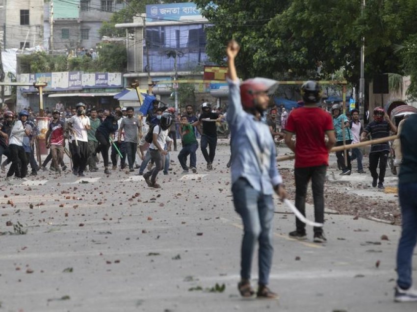 Qeveria e Bangladeshit kërkon që universitetet të mbyllen pasi 6 persona vdiqën në protesta