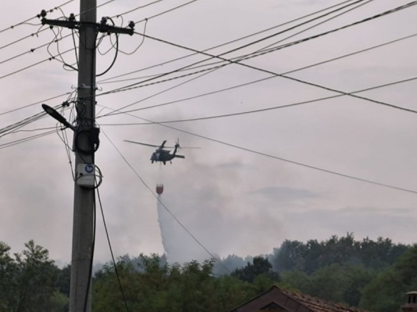 ​Dy fshatra ishin në rrezik, KFOR-i amerikan ndërhyri me dy helikopterë për ta shuar zjarrin