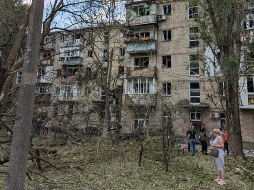 Zelensky: Tre të vrarë pas një sulmi rus në një kënd lojërash në Mikolajiv