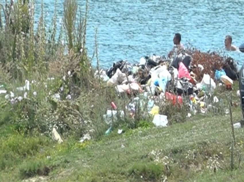 ​Mbeturinat “pushtojnë” Badovcin, pushuesit lahen pranë tyre