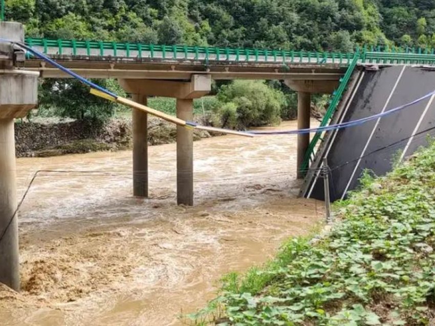 11 persona vdesin dhe 30 zhduken si pasojë e shembjes së urës në Kinë