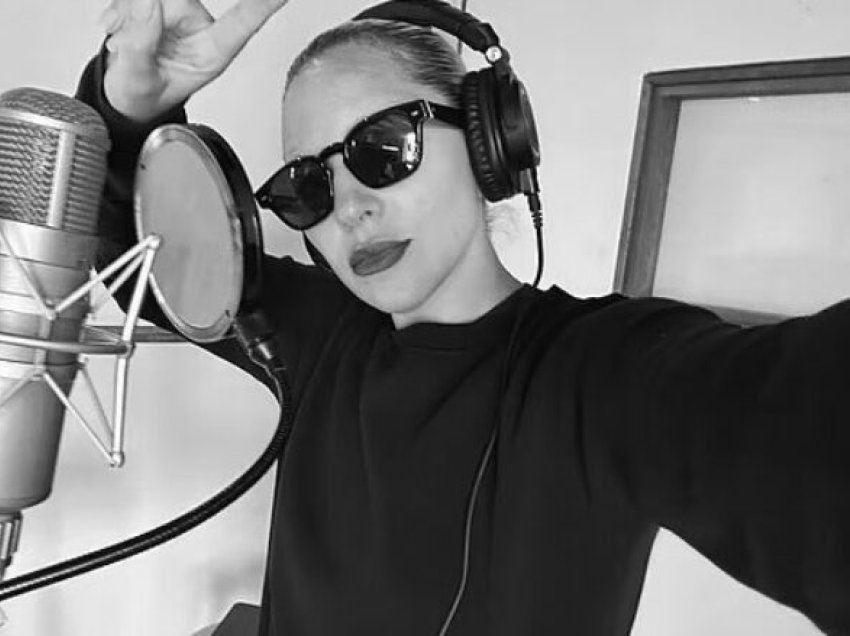 Lady Gaga befason fansat duke zbuluar se është kthyer në studio për të bërë muzikë të re