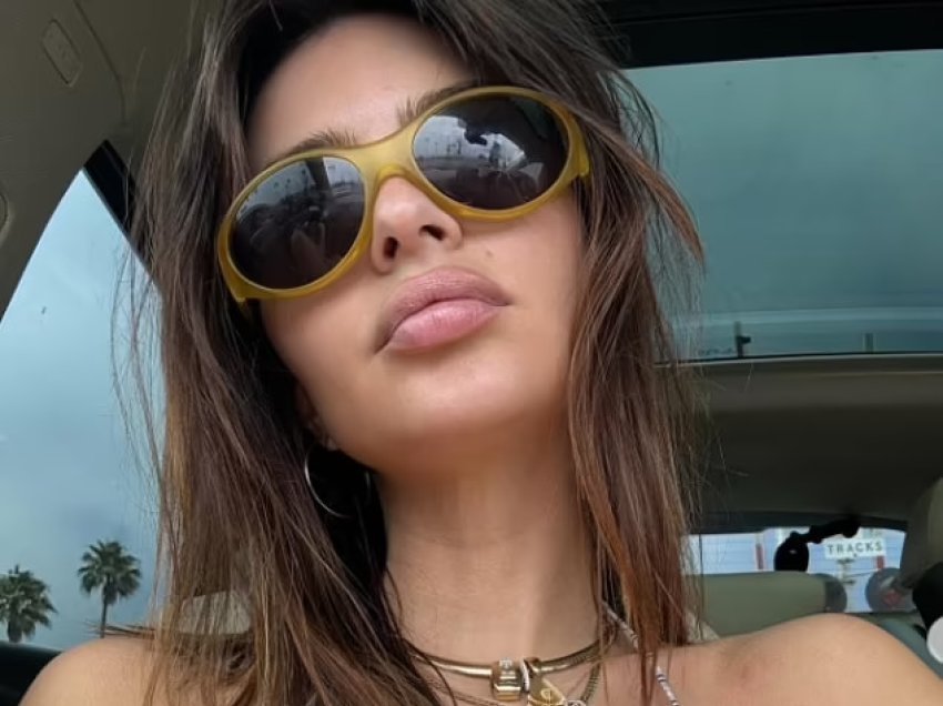 Emily Ratajkowski duket e mrekullueshme teksa pozon në bikini