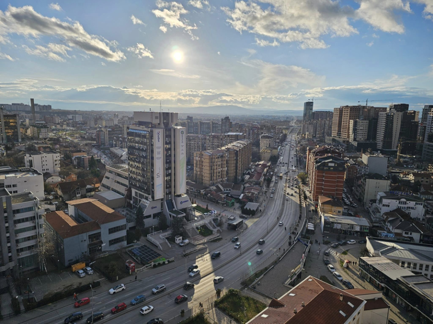 Mërgimtari dhe e dashura e tij grabiten rrugës për në hotel, hajnat ua marrin mijëra euro dhe stoli ari