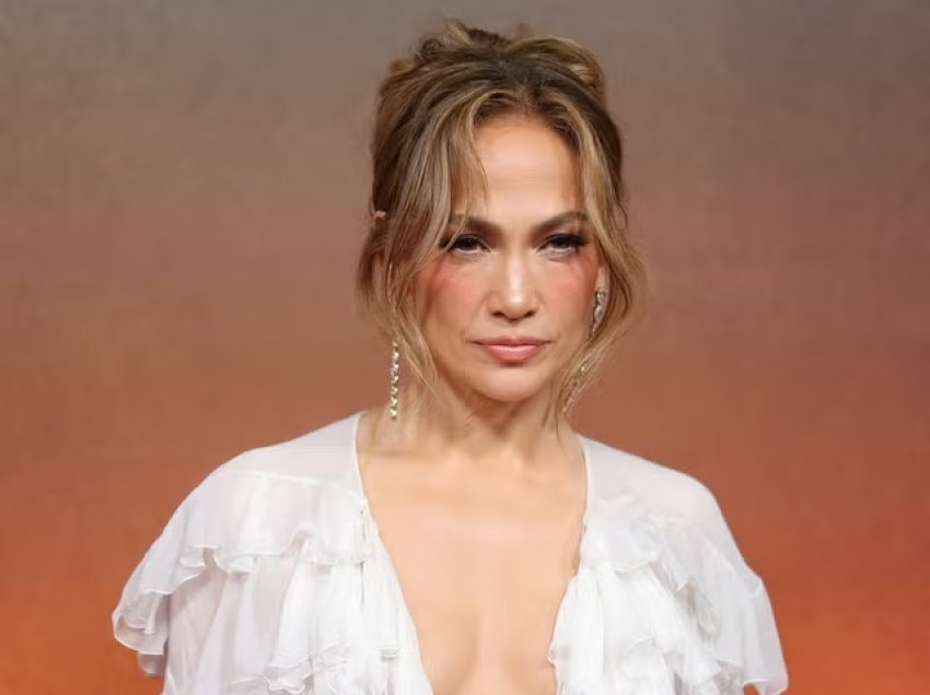 Jennifer Lopez nis festimet për 55-vjetorin me një party frymëzuar nga Bridgerton (por Ben nuk u pa askund)