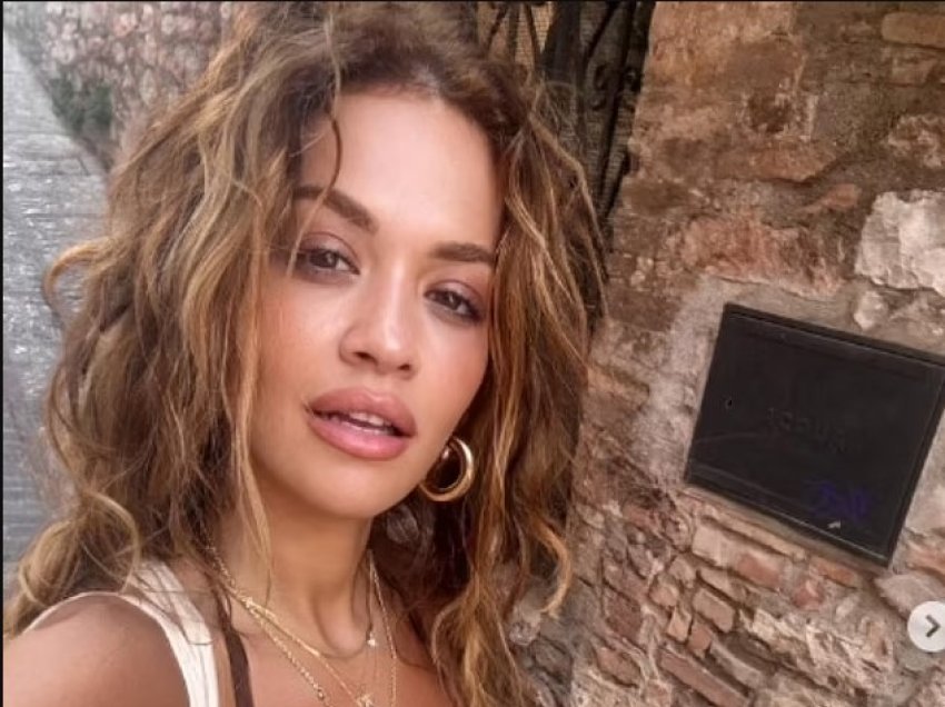 Rita Ora tregon figurën e saj të mrekullueshme në bikini, në pushimet në Itali