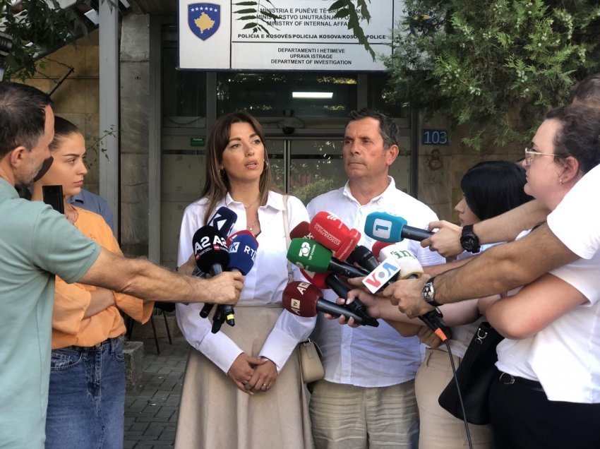 Albulena Haxhiu pas intervistimit: Dikujt po i pengon puna e Qeverisë