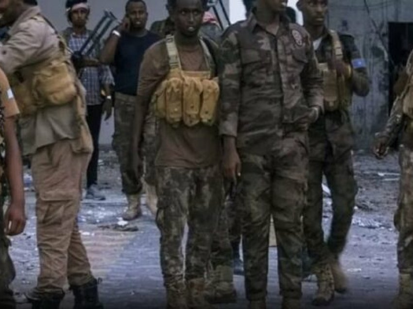 Mbi 100 të vrarë, luftime të ashpra në shtetin afrikan mes ushtrisë dhe militantëve të Al-Shabaab