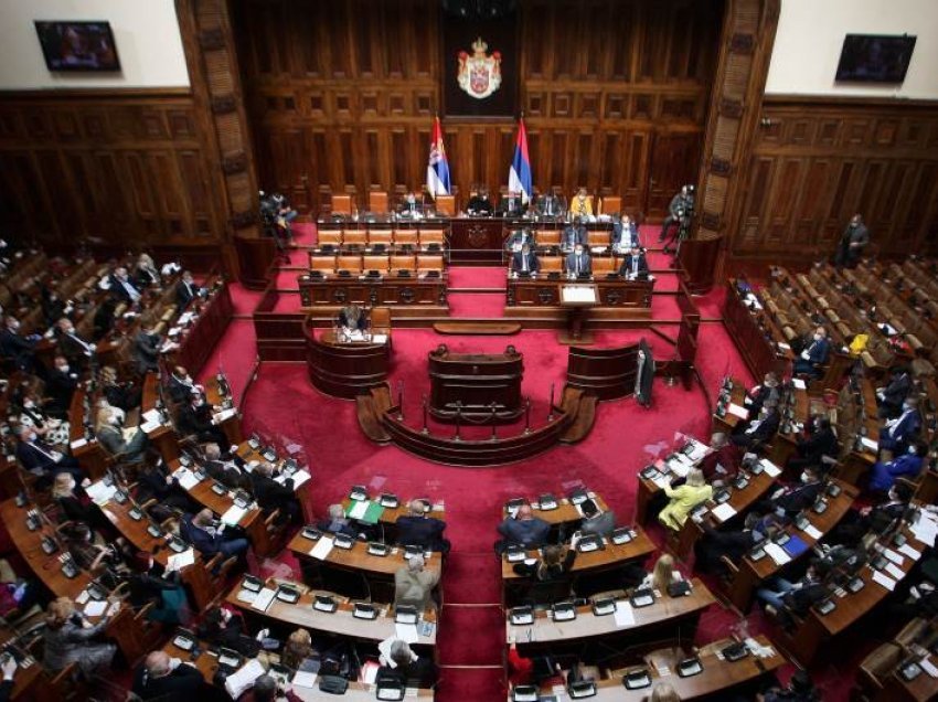 “Rroftë Kosova, rroftë Serbia!” “Bota Serbe” në Parlament me seancë të jashtëzakonshme