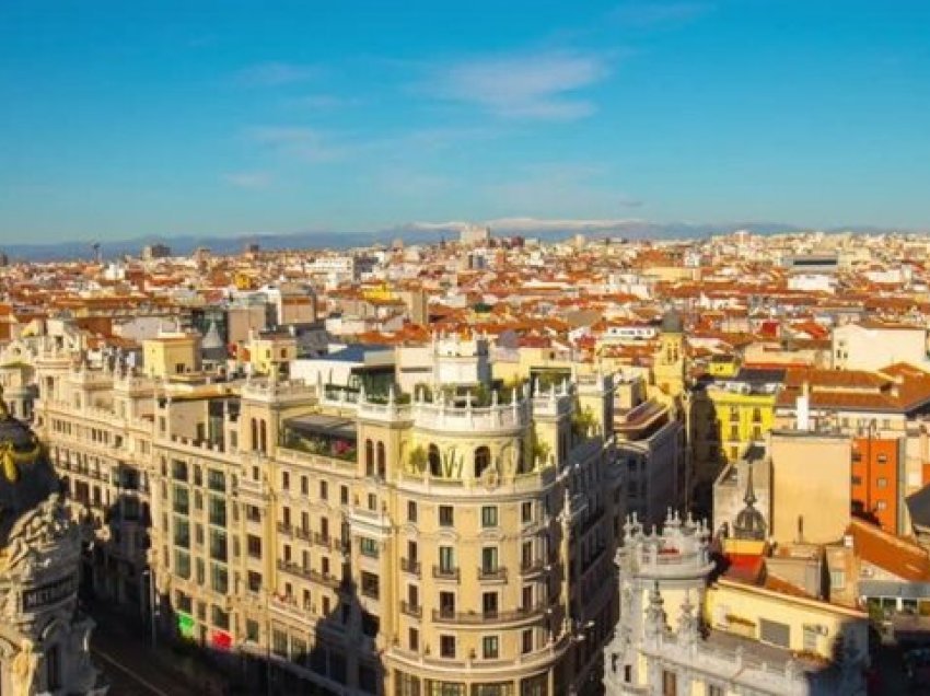 Temperatura të larta në Madrid, turistët ankohen për vapën: Nga toka del zjarr, as uji nuk na mjafton