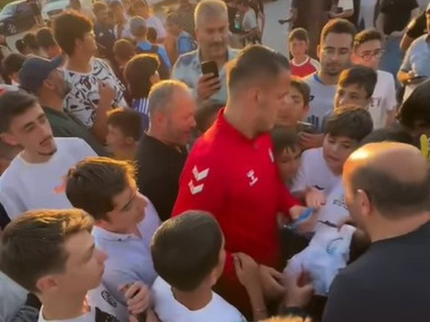 Manaj “pushtohet” nga tifozët që kërkojnë autograf dhe foto