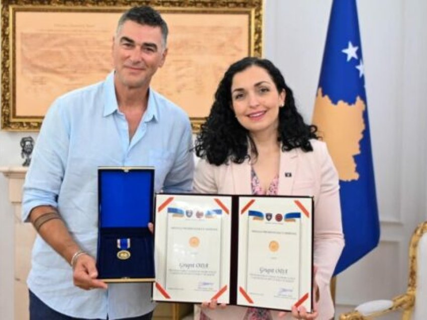 Osmani ia dorëzon medaljen Presidenciale të Meritave rock grupit “Oda”