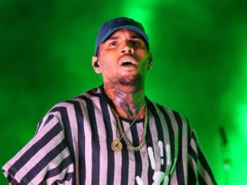 Chris Brown akuzohet për sulm: Këngëtari dhe ekipi i tij thuhet se rrahën fansat pas koncertit