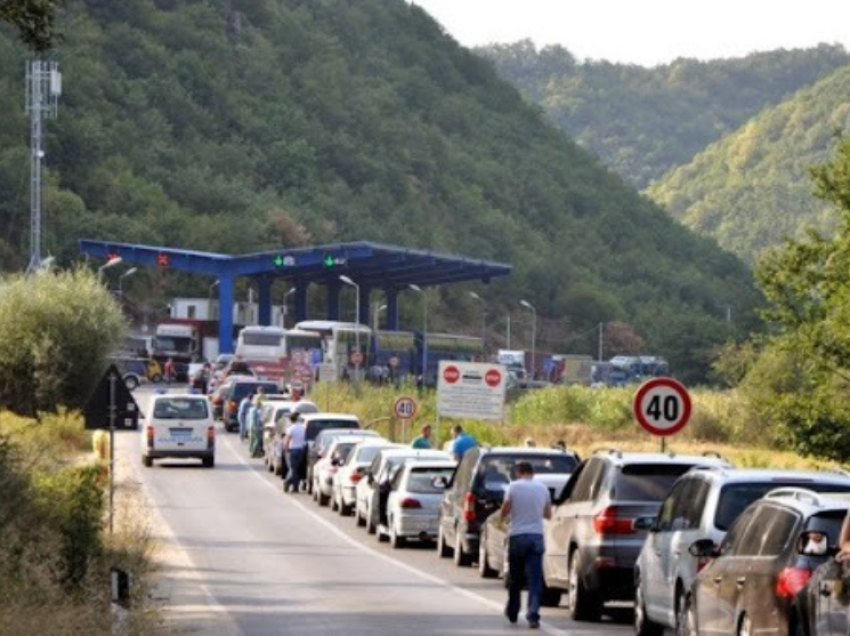 Dy orë pritje për të hyrë në Kosovë te Dheu i Bardhë, kjo është gjendja në pikat tjera kufitare