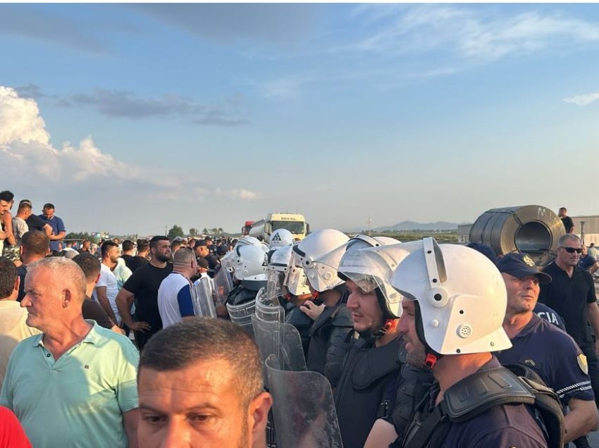 Mbyllet protesta në Thumanë-Kashar! Lirohen të dy krahët e autostradës, banorët thonë se do të…