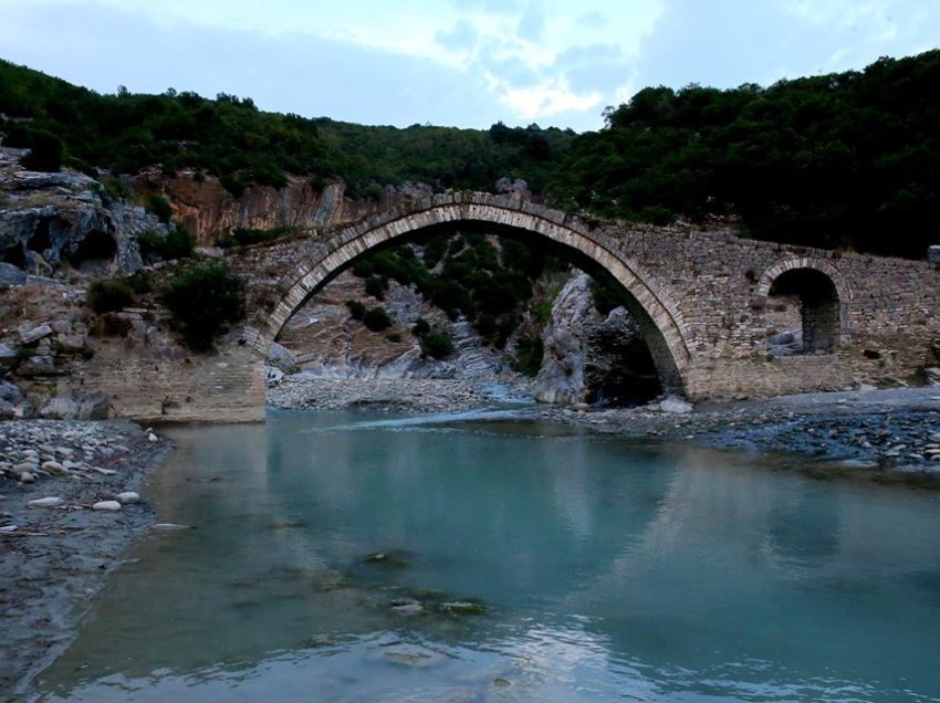 Reshje të rrëmbyeshme shiu, shpëtohen 7 turistë të bllokuar në kanionin e Langaricës në Shqipëri