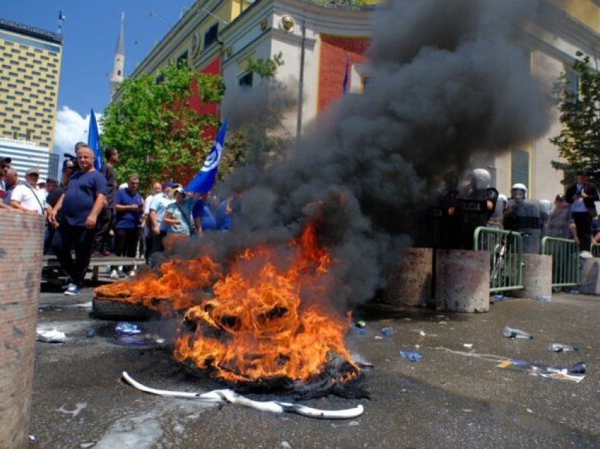 Opozita sërish protestë para bashkisë së Tiranës, ja çfarë pritet të ndodhë sot