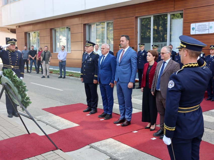 Gërvalla bën nderime pranë Lapidarit të Policëve të rënë në mbrojtje të rendit kushtetues