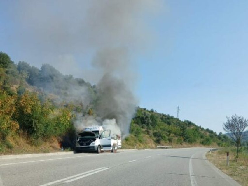 Përfshihet nga flakët furgoni në ecje në Mallakastër, dyshimet e policisë