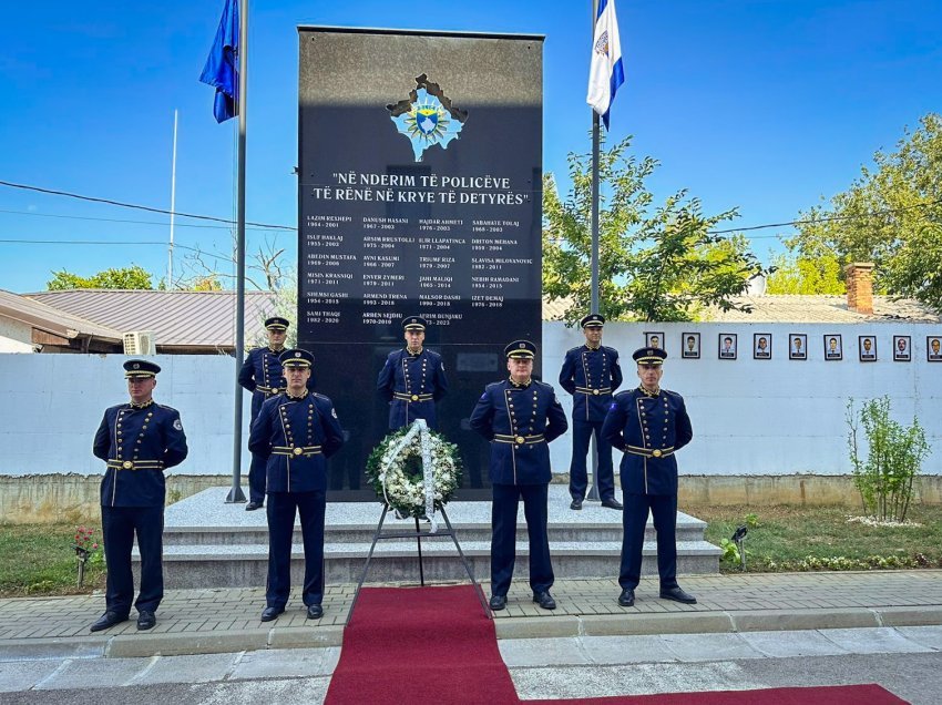 Stafi i Ambasadës së ShBA-së bën homazhe te pllaka memoriale e policëve të rënë në detyrë