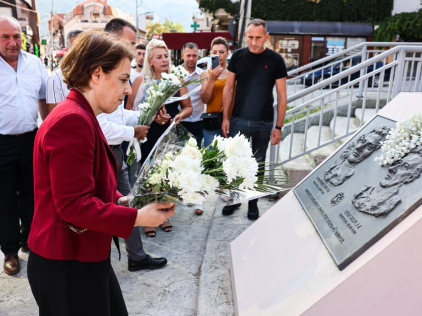 Gërvalla kujton Sabahate Tolajn e Isuf Haklajn, vjen me mesazh të fuqishëm: Nuk ka drejtësi në vend pa u zbardhur çdo vrasje e pas luftës!