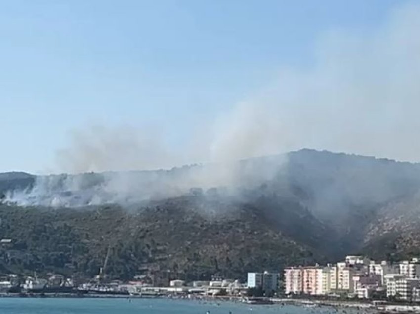 Zjarr në malin e Shëngjinit, rrezikohen banesat ku qëndrojnë pushuesit! Era favorizon flakët