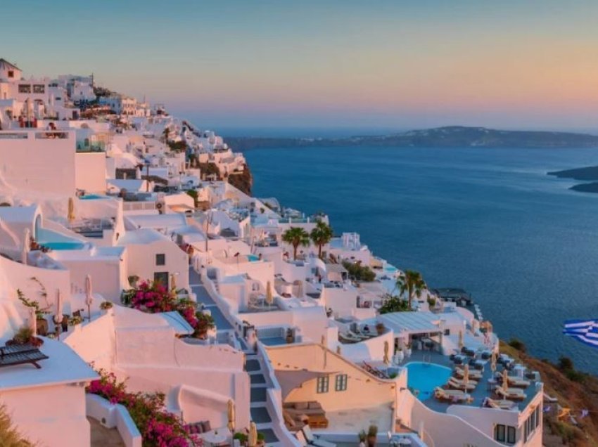 Santorini, ishulli i Instagramit është i tejngopur, turistët janë nën sulm