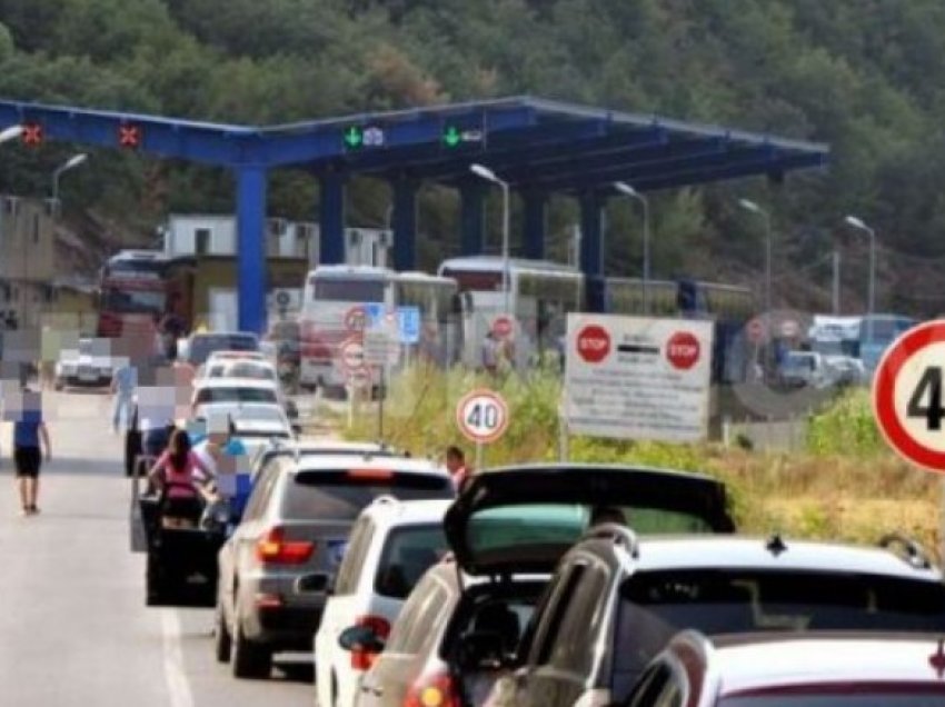 Kolona të gjata edhe sot në pikën kufitare Dheu i Bardhë, bashkatdhetarët po presin deri në dy orë