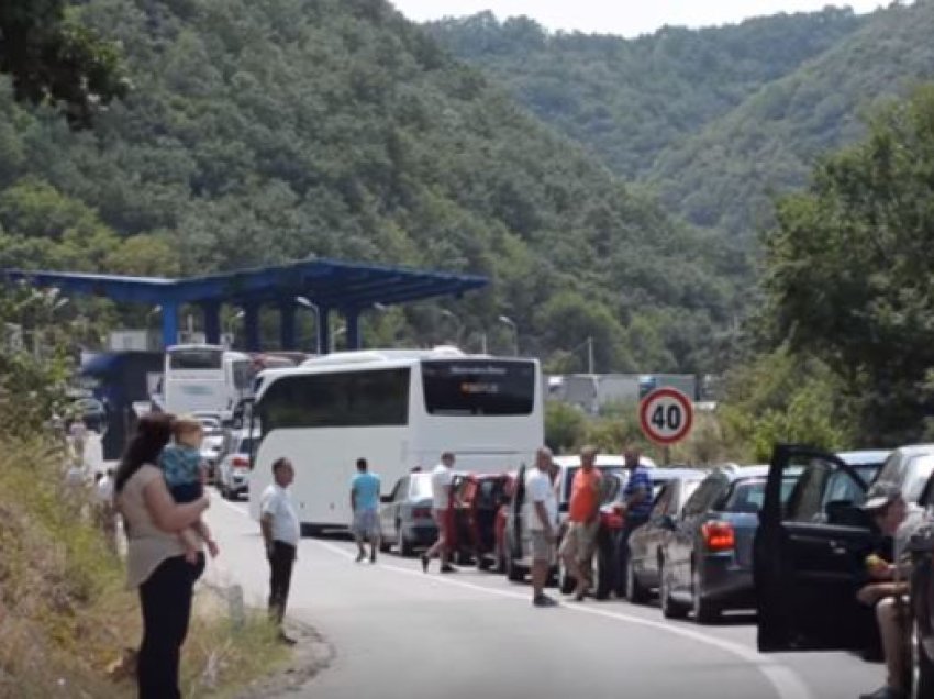 ​Gjendja në pikat e kalimeve kufitare, kolonë një kilometër e gjysmë te Dheu i Bardhë