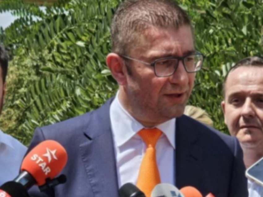 Mickoski: Të gjithë qytetarët do t’i grisin pasaportat bullgare në ditën kur do hyjmë në BE