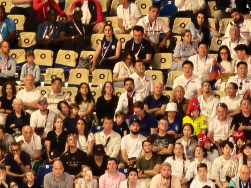 Zvogëlohet delegacioni i Kosovës në Paris-për momentin në sallë vetëm Kurti dhe zv/ministrja e Sportit