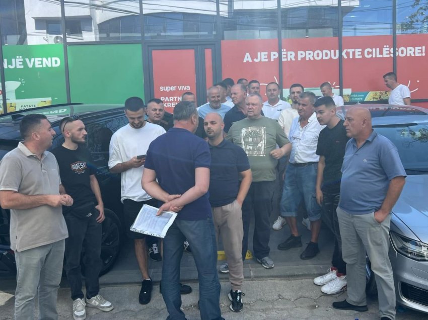 Bizneset që merren me shitjen e cigareve protestojnë para ATK-së, kërkojnë trajtim të dinjitetshëm