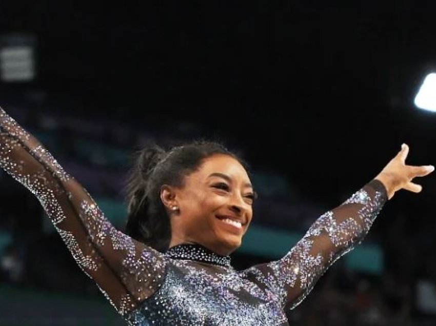 Simone Biles ndriçon në Olimpiadë