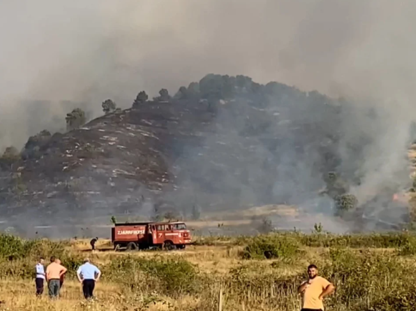 Tjetër vatër zjarri në Pogradec, dyshohet e qëllimshme. Zjarrfikësit nuk po shuajnë dot flakët