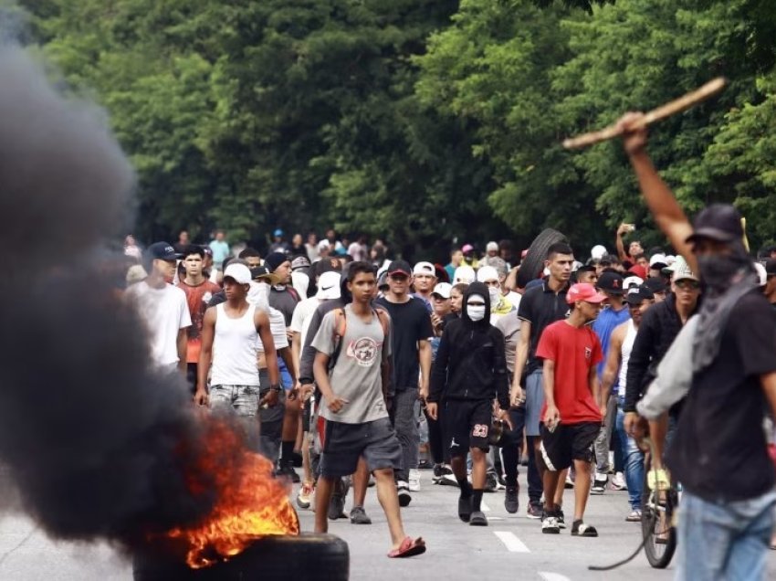 Venezuelasit përleshen me policinë pas rezultatit të kontestuar të zgjedhjeve