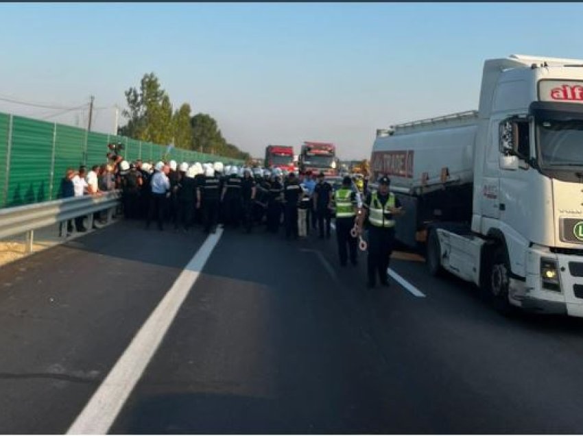 Bllokimi i aksit Thumanë-Kashar/ Dolën në protestë për të drejtat e tyre, policia shoqëron disa prej banorëve