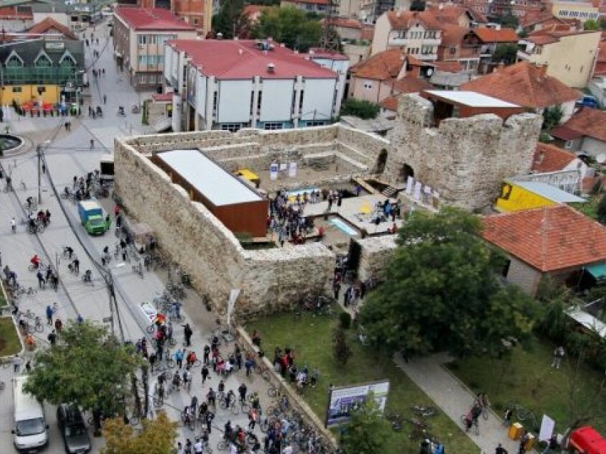 Përleshen fizikisht tre burra në Vushtrri, përdoret edhe arma