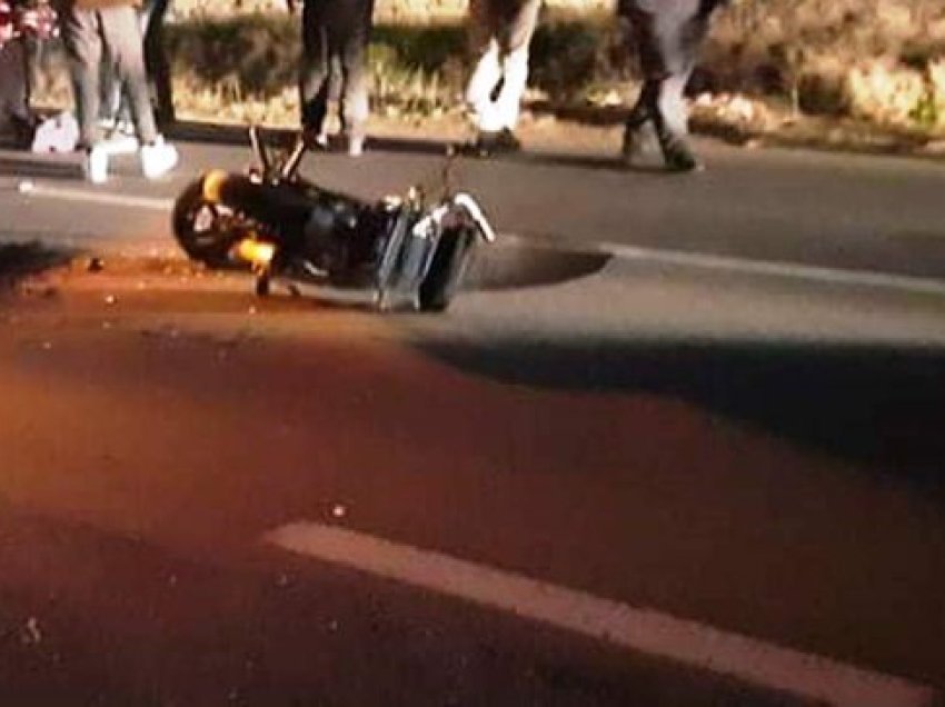 Makina përplas motorin, 21-vjeçari në gjendje të rëndë