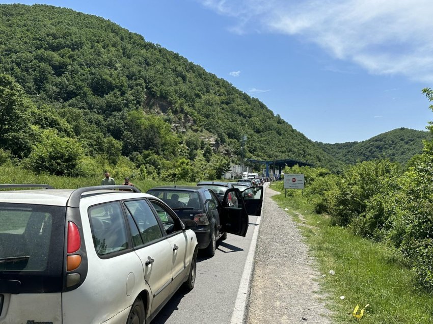 Zgjedhjet komunale në Serbi – Kolon e gjatë në pikën kufitare Dheu i Bardhë