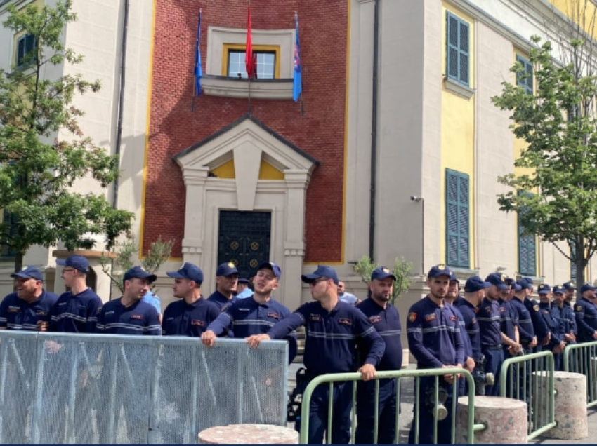 Protesta e opozitës para Bashkisë së Tiranës, Policia e Shtetit publikon planin e masave