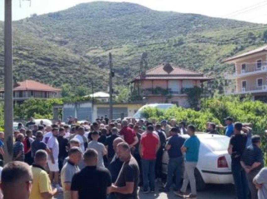 Protestë për vaditjen/ Banorët e fshatit Shushicë në Elbasan kërkojnë kanalin që e thau hidrocentrali