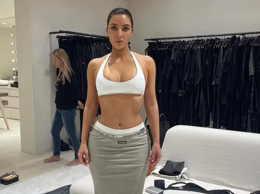 Kim Kardashian shfaq figurën e saj mahnitëse