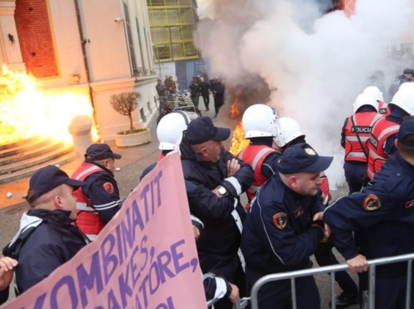 Opozita organizon protestën e radhës para Bashkisë së Tiranës, Policia publikon masat: Distancohuni nga dhuna