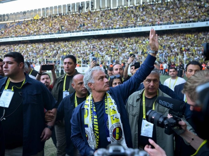 Turqit ndezin stadiumin, Mourinho prezantohet tek Fenerbahçe