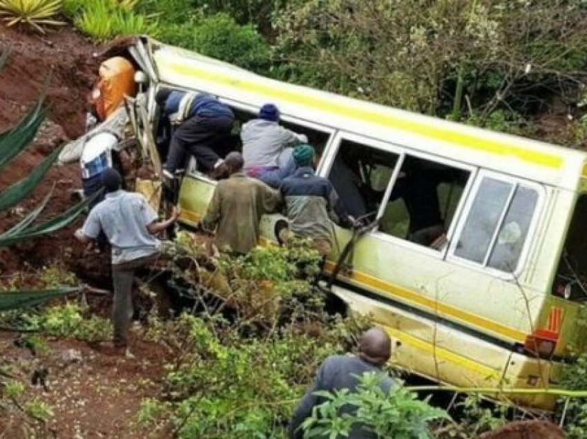 14 viktima dhe 17 të plagosur nga një aksident mes një automjeti dhe kamionit