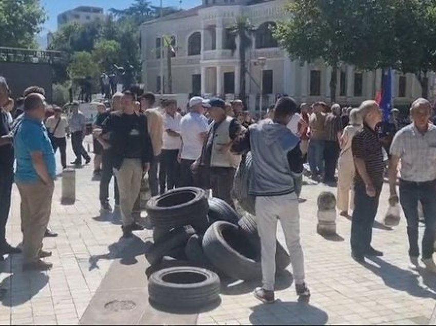 Protesta e opozitës para Kuvendit, protestuesit vendosin goma të vjetra